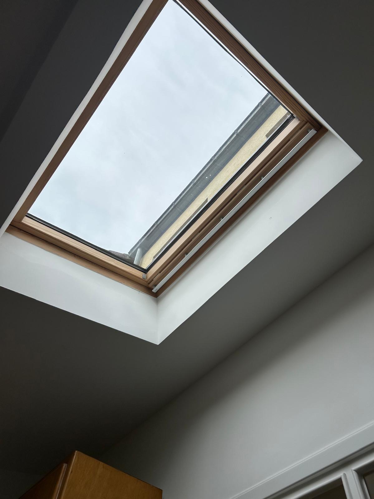Intérieur lumineux sous fenêtre de toit avant la pose du film Silver 345 XC