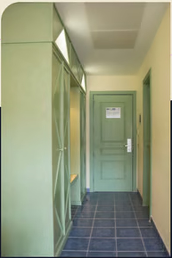Couloir avant rénovation : portes et rangements vert amande