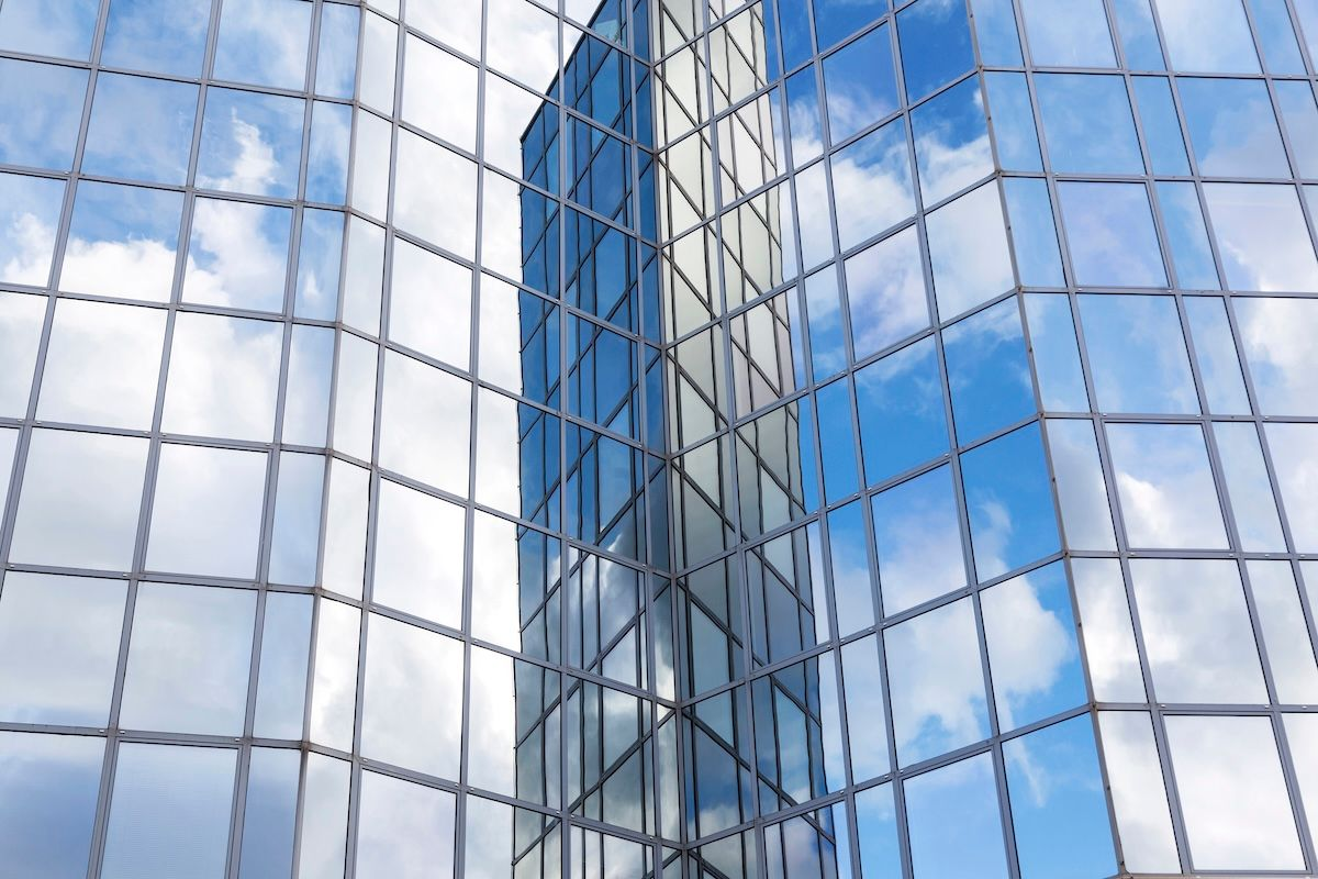 Façade vitrée moderne avec vitrages réfléchissants, exemple d'application du film solaire Solar Screen SILVER 385 XC