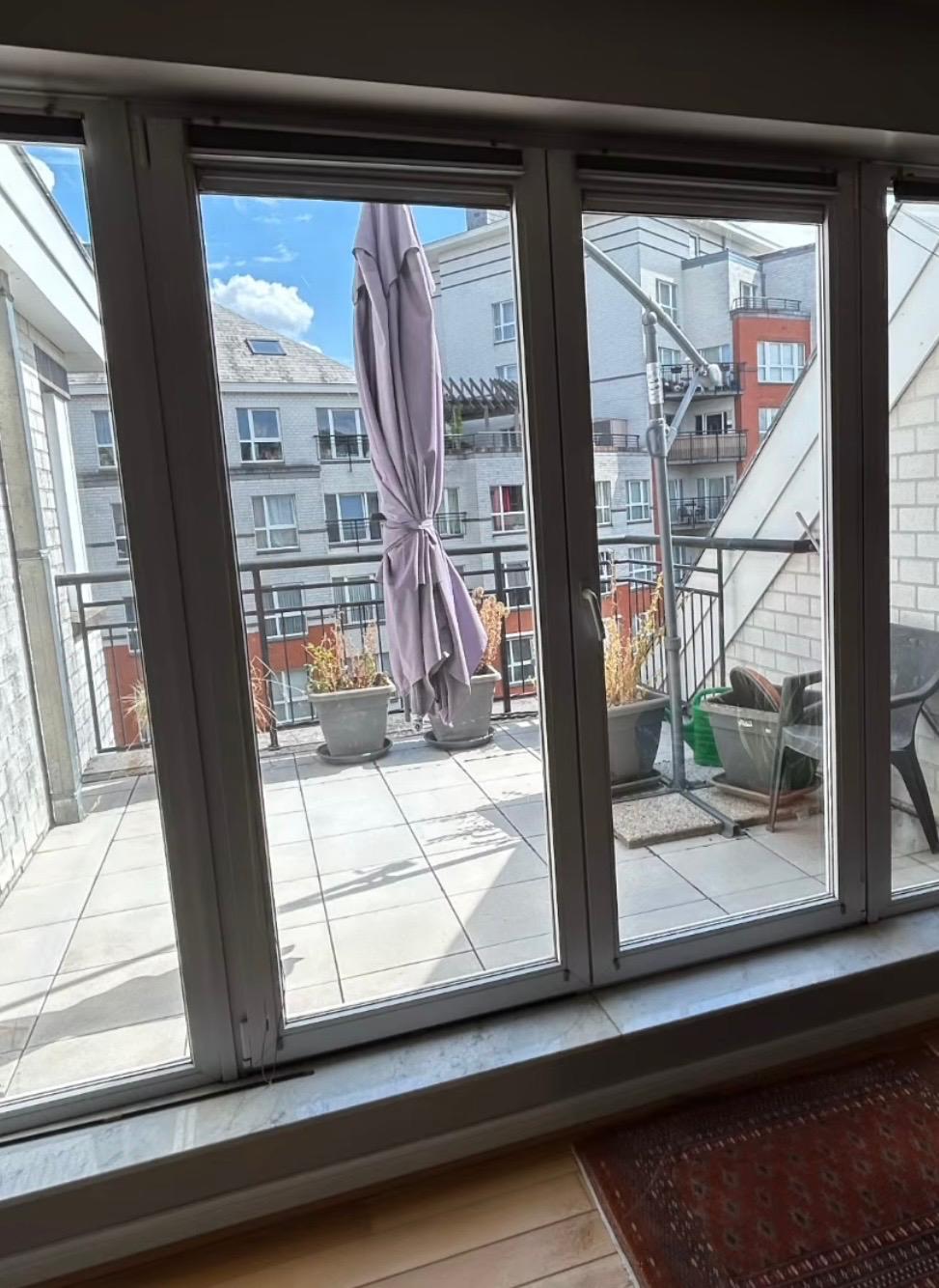 Baie vitrée vue de l'intérieur avant la pose du film argent 70C