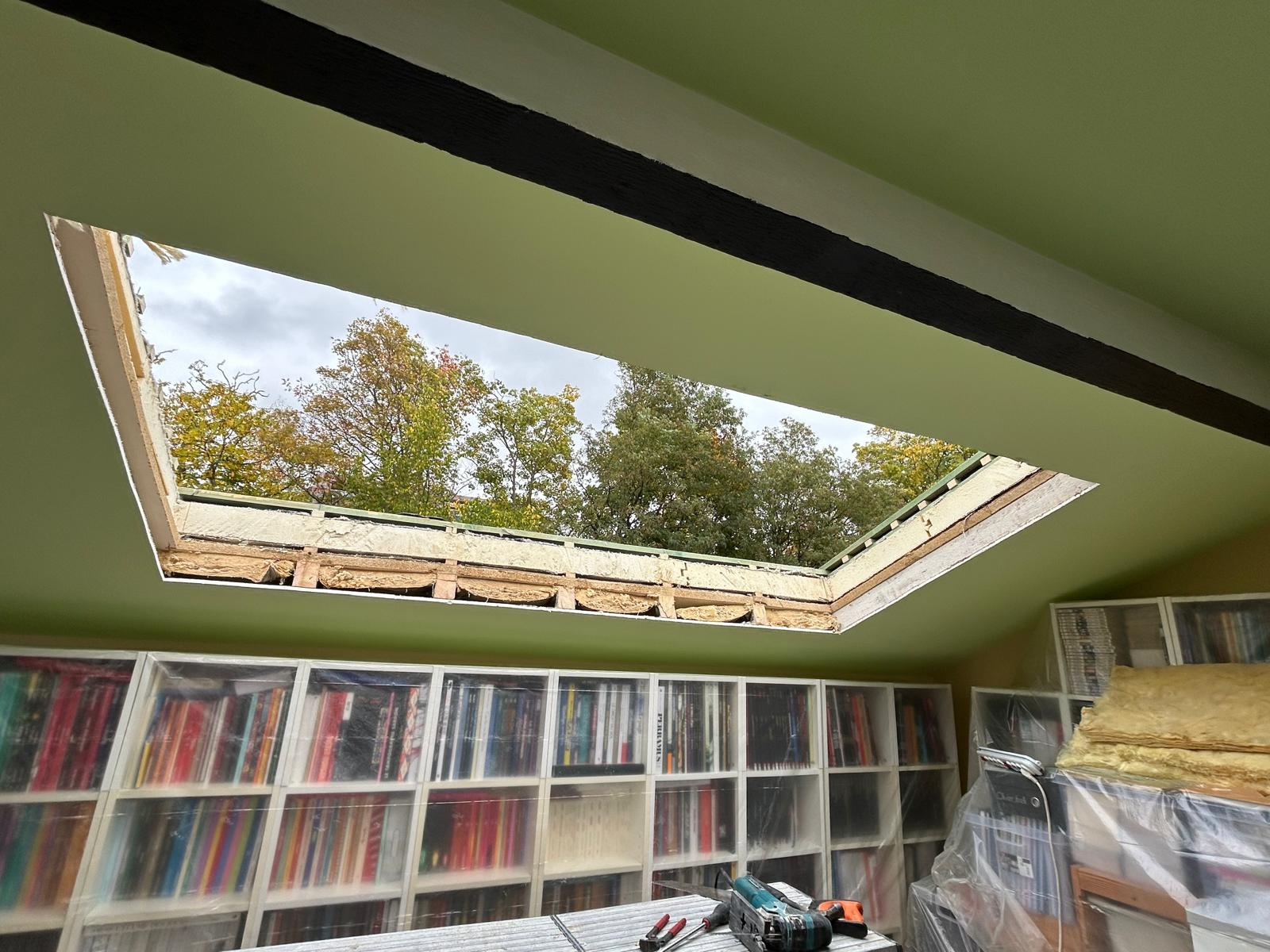 Ouverture de toiture en travaux avant la pose jumelée des fenêtres VELUX
