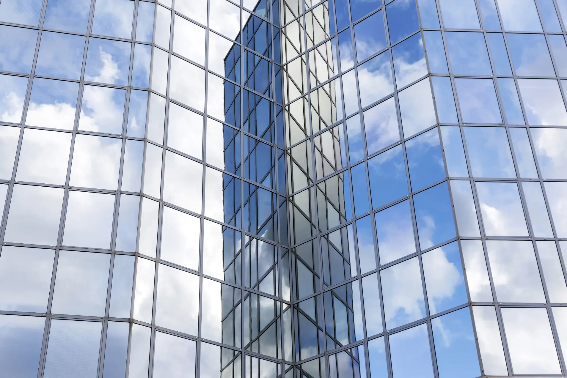 Façade vitrée d'immeuble de bureaux avec vitrages réfléchissants, exemple d'application du film solaire Solar Screen CHROME 285 XC