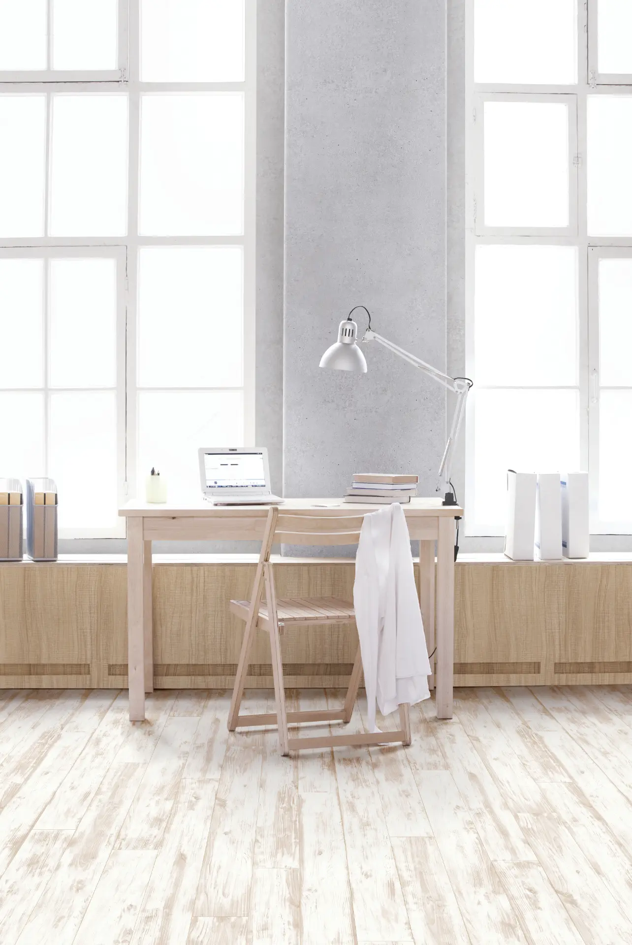 Mur au fini béton clair dans un bureau lumineux, exemple d'application du film adhésif Cover Styl U19 Haute résistance