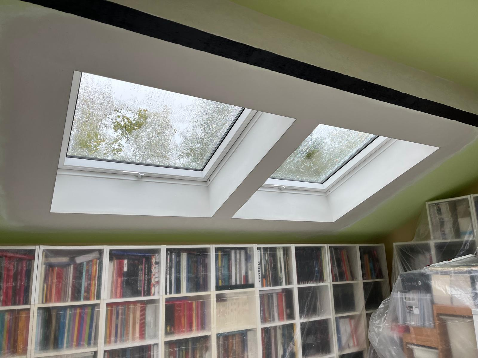 Pose jumelée de deux fenêtres de toit VELUX blanches avec finition placo après les travaux
