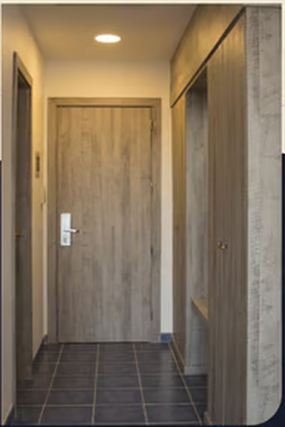 Couloir après rénovation Cover Styl : portes et rangements habillés d’un film effet bois