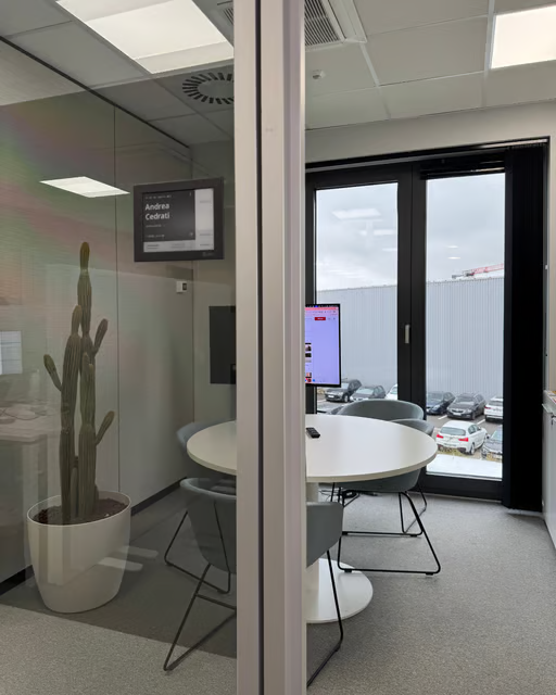 Salle de réunion vitrée avec film Data Jammer