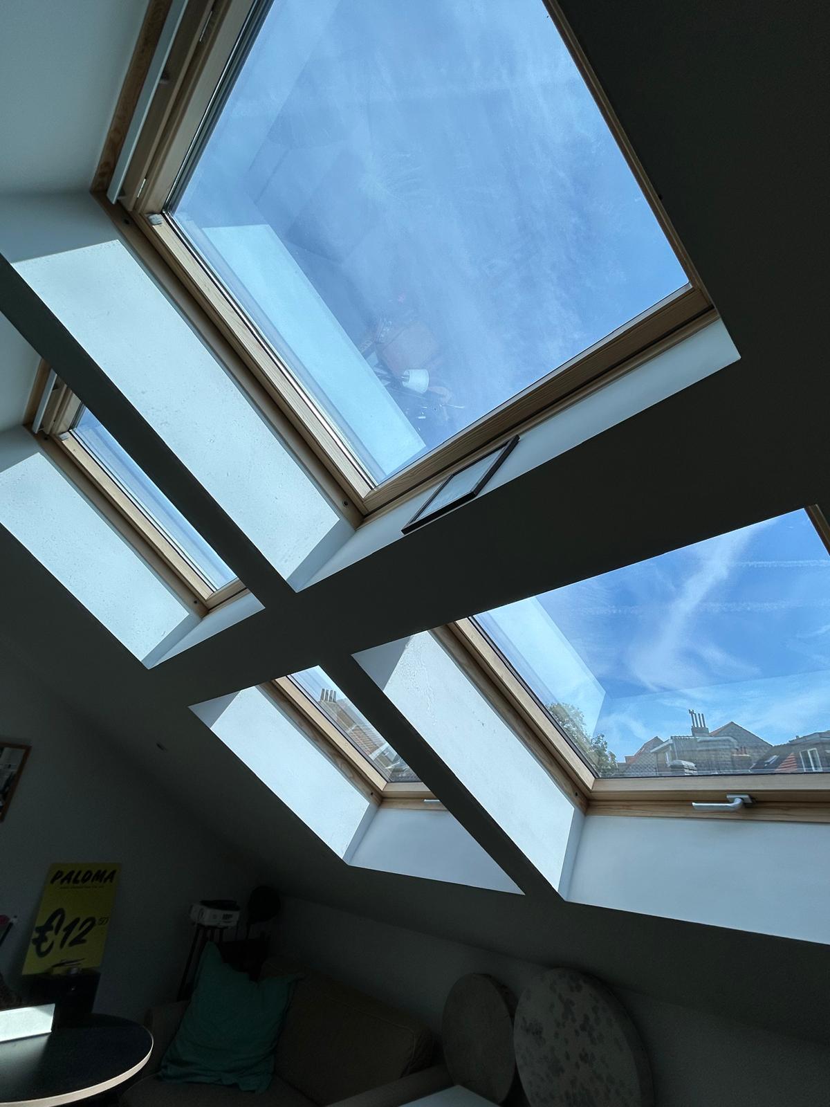 Fenêtres de toit après la pose du film solaire Solar Screen Silver 385 XC