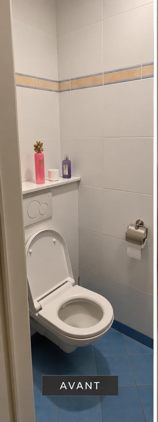 Salle de bain avant rénovation : carrelage blanc avec frise bleue et sol bleu